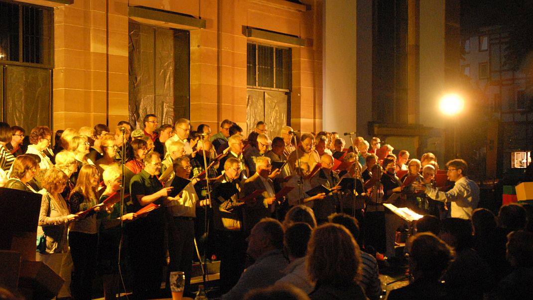 Stimmungsvolle Chormusik in der Abenddämmerung vor der St. Maria - Kirche