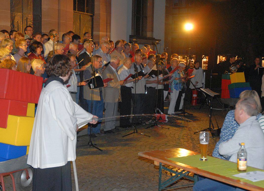 Feuer - der Kirchturm brennt! Da helfen auch die Löschversuche der Ministranten nicht...