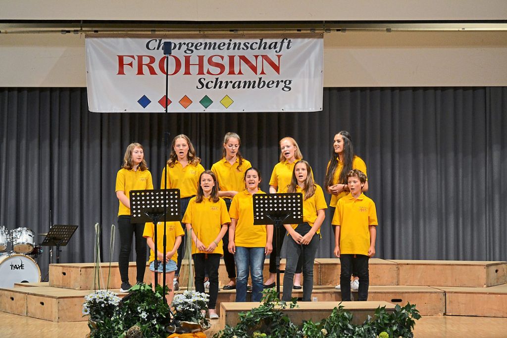 ...unterstützt durch den Jugendchor der Musikschule Schramberg,... [Foto: Lara Kiolbassa]